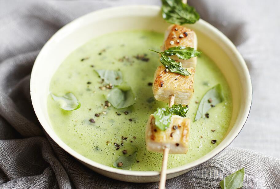 Cremige Zucchinisuppe mit Hähnchenspießen