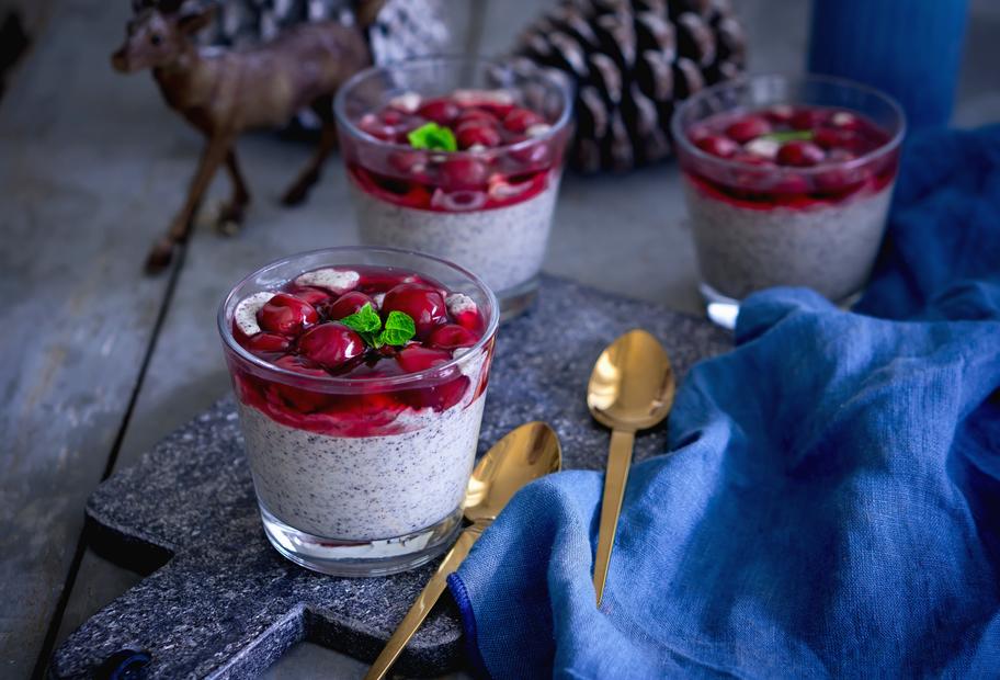 Mohnmousse mit Maraschino-Kirschen