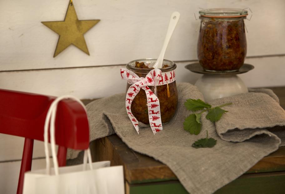 Tomaten-Walnuss-Pesto mit Kardamom