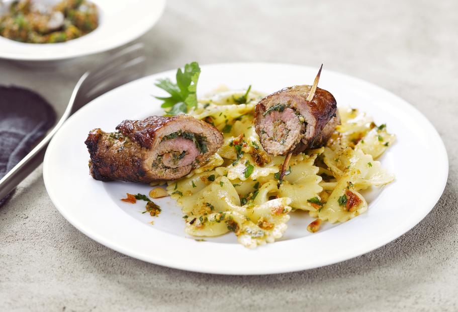 Farfalle mit Tomatenpesto und Steakröllchen