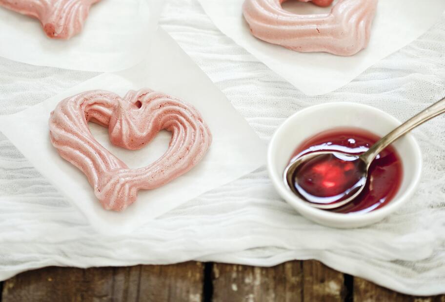 Baiserherzen mit Himbeersirup