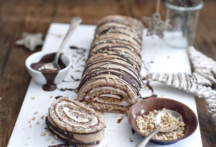 Glühwein-Nuss-Biskuitrolle