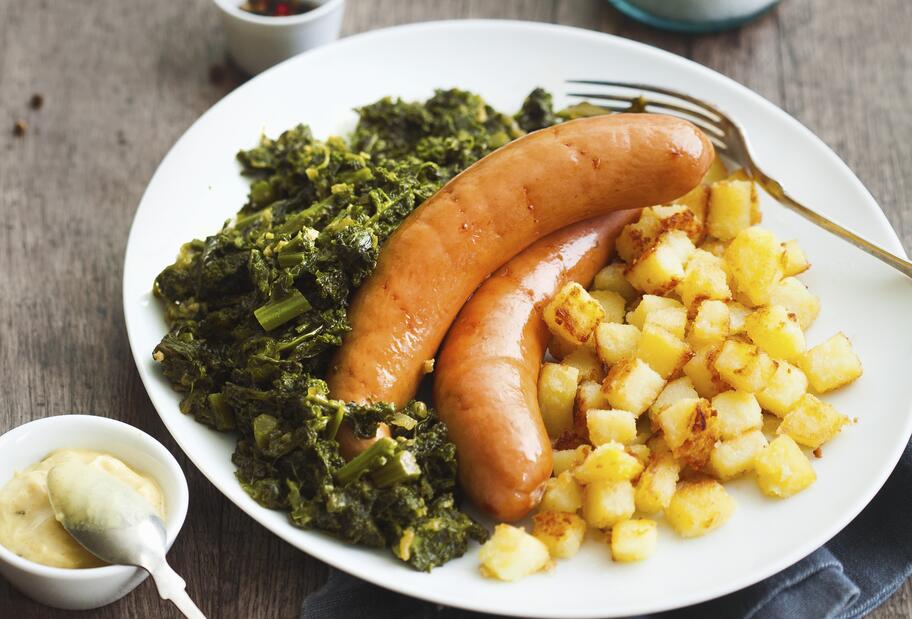 Grünkohl mit Wurst und Röstkartoffelwürfeln