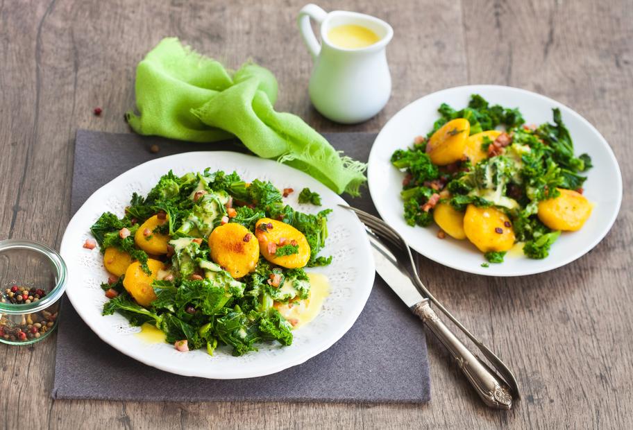 Grünkohlsalat mit Kürbisnocken