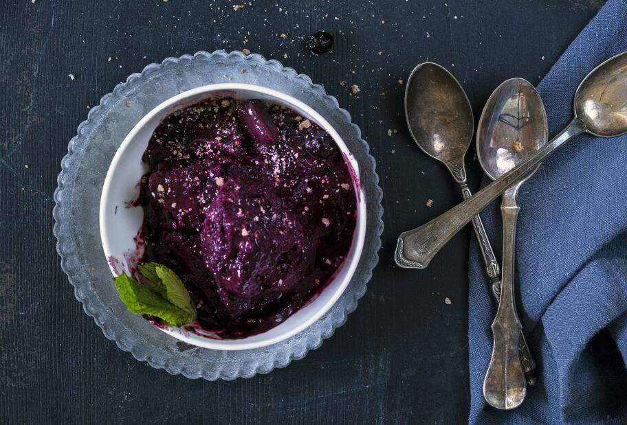 Heidelbeer-Buttermilch-Eis