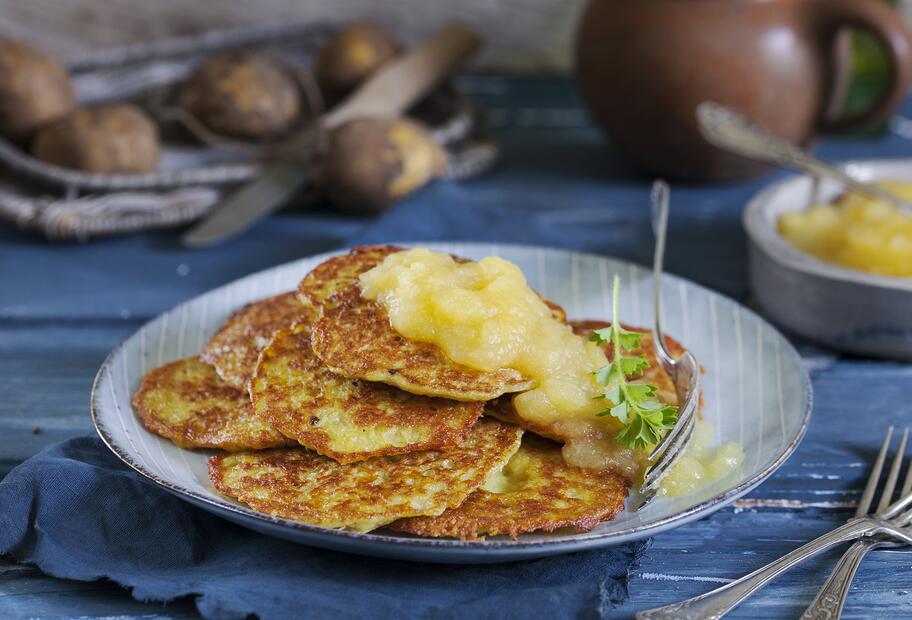 Klassische Kartoffelpuffer mit Apfelmus