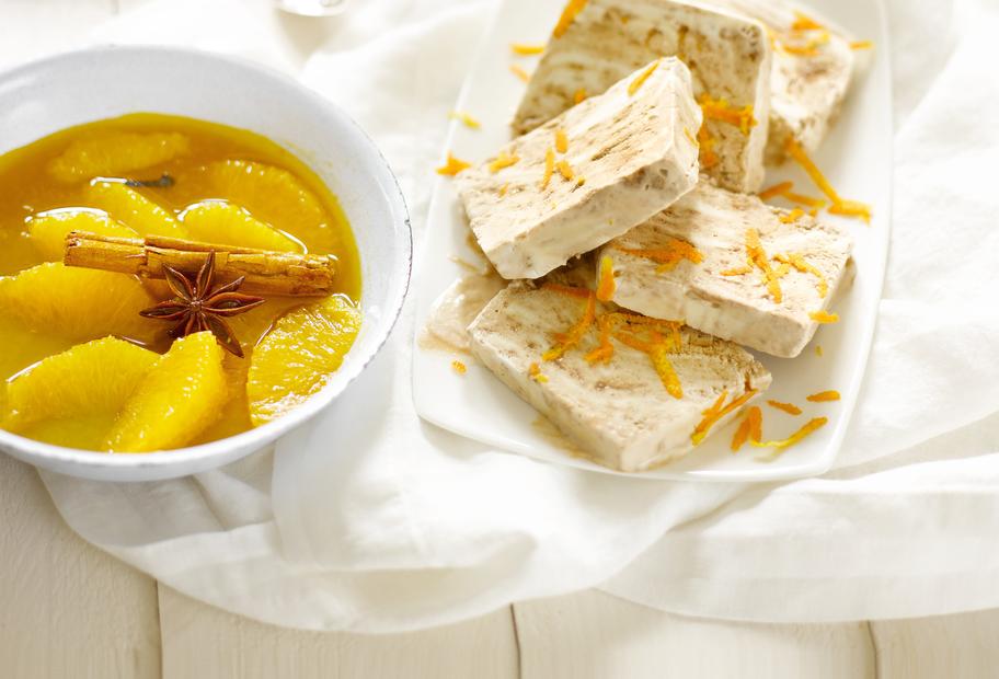 Nugat-Semifreddo mit Gewürzorangen