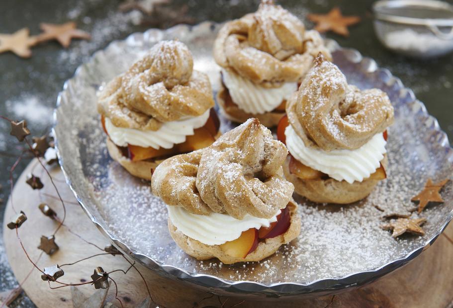 Zimt-Windbeutel mit Sahne und Pflaumen