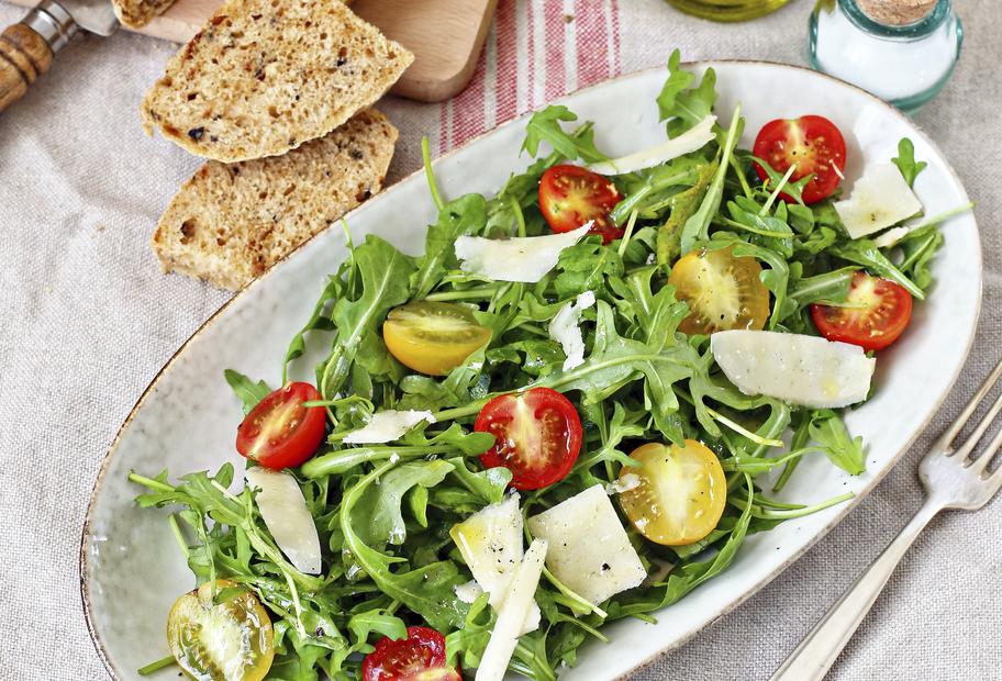 Ciabatta mit Rucola-Tomaten-Salat