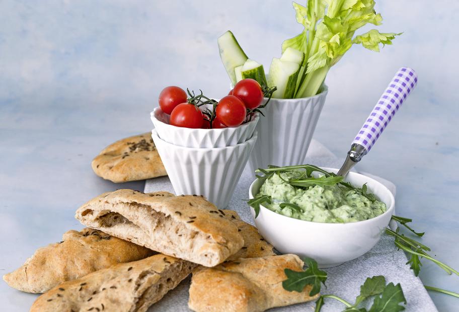 Dinkelvollkornfladen mit Avocado-Dip und Rohkost
