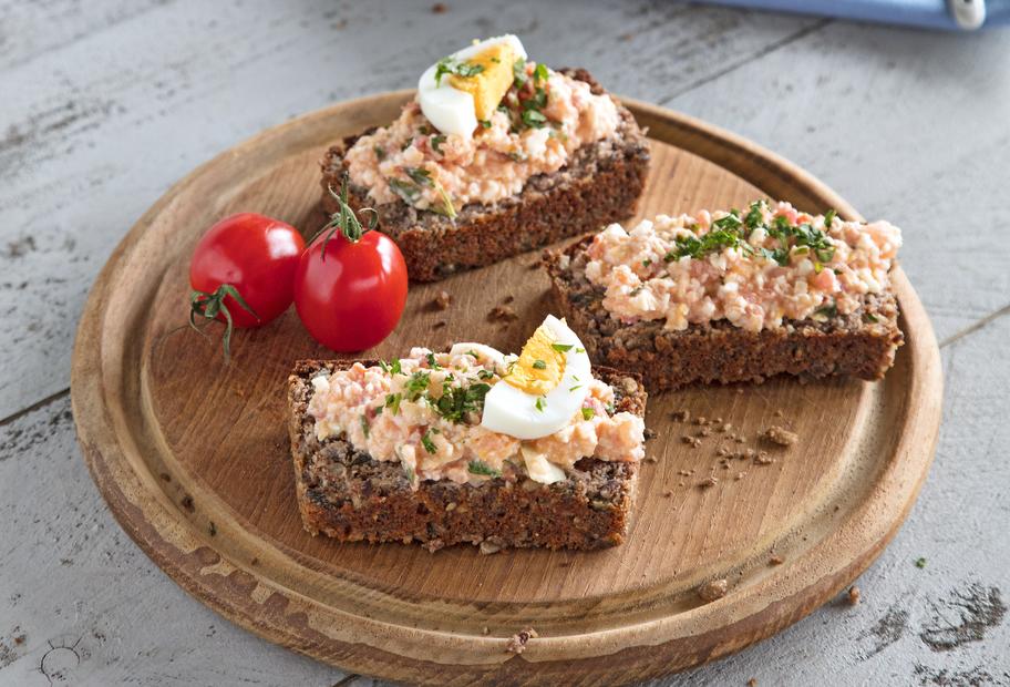 Einfacher Eier-Tomaten-Aufstrich mit Crème fraîche