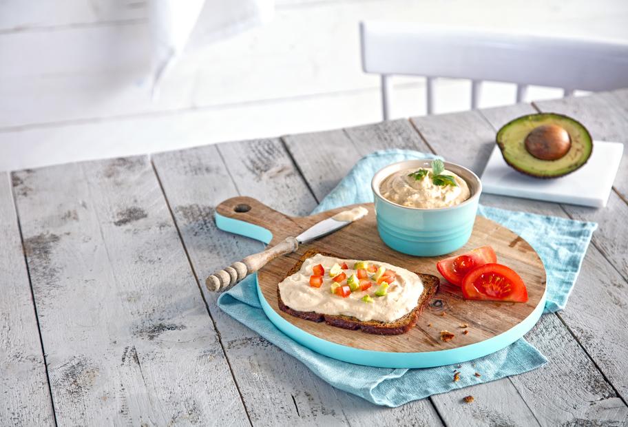 Frischkäse mit Tomate und Avocado