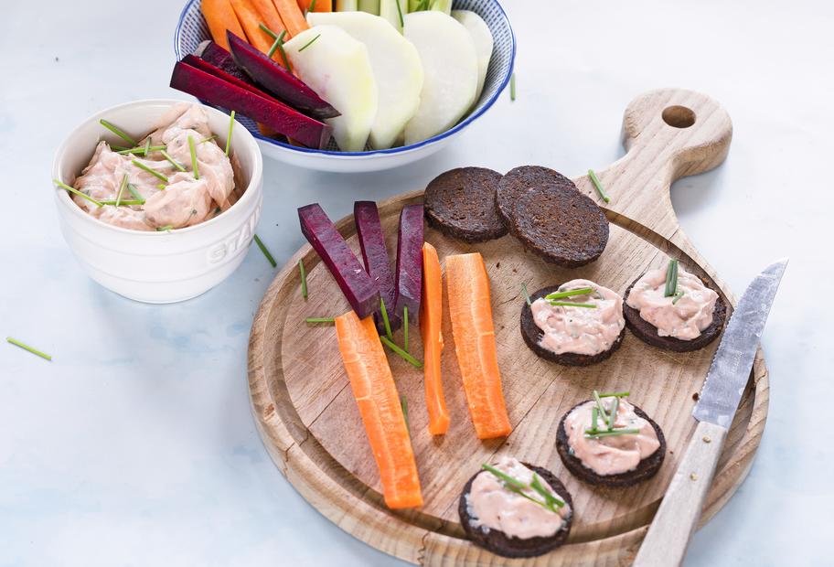 Frischkäsetaler mit Gemüsesticks