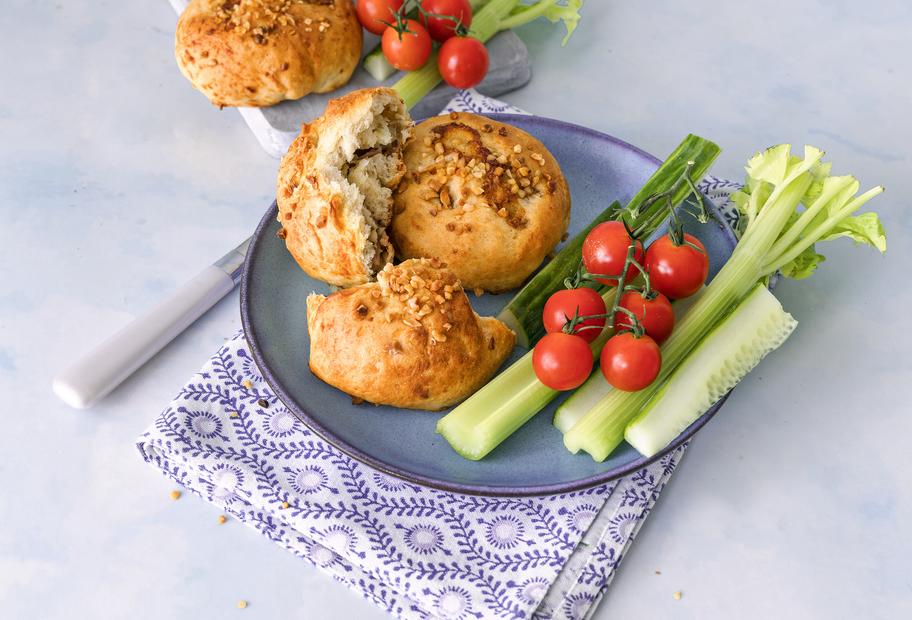 Gefüllte Kartoffelbrötchen mit Rohkost