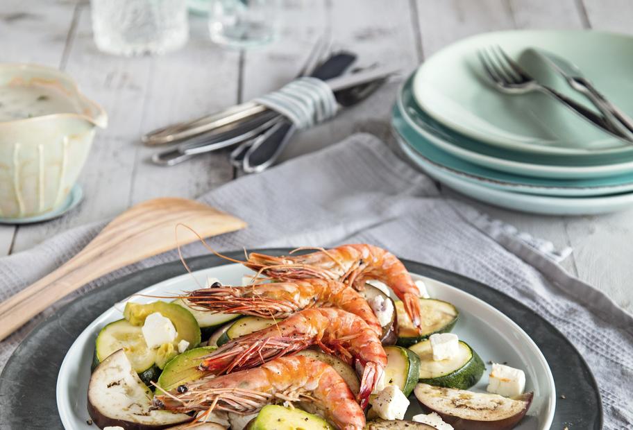 Gegartes Gemüse mit Garnelen