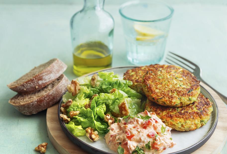 Gemüsebratlinge mit Paprikadip & Salat