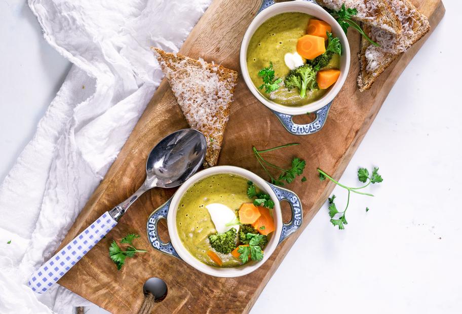 Gemüsecremesuppe mit Parmesanecken