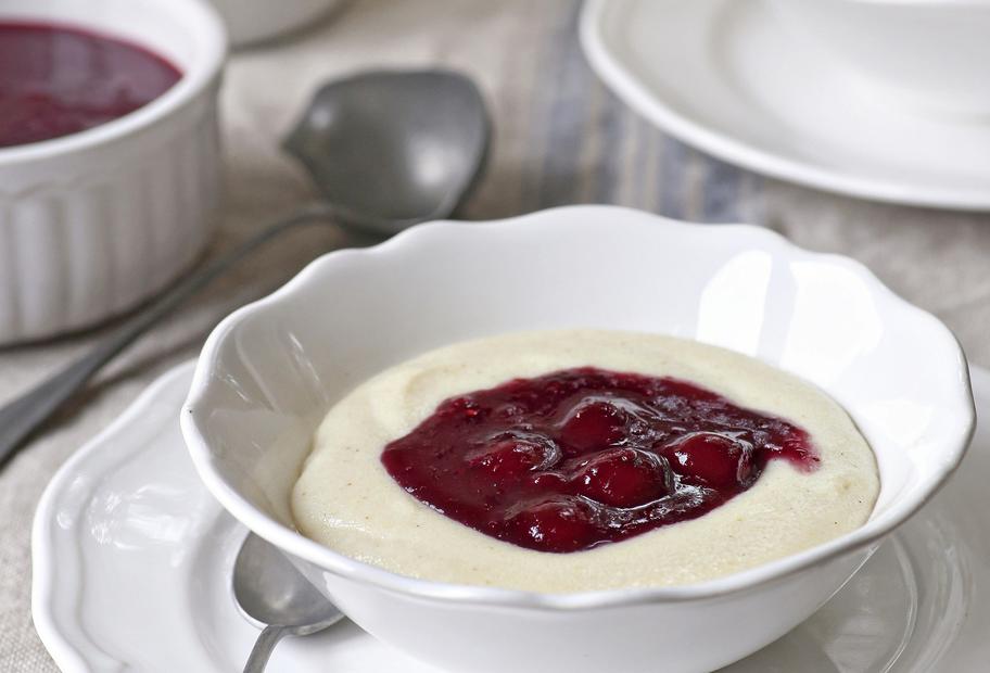 Grießbrei mit Beerengrütze