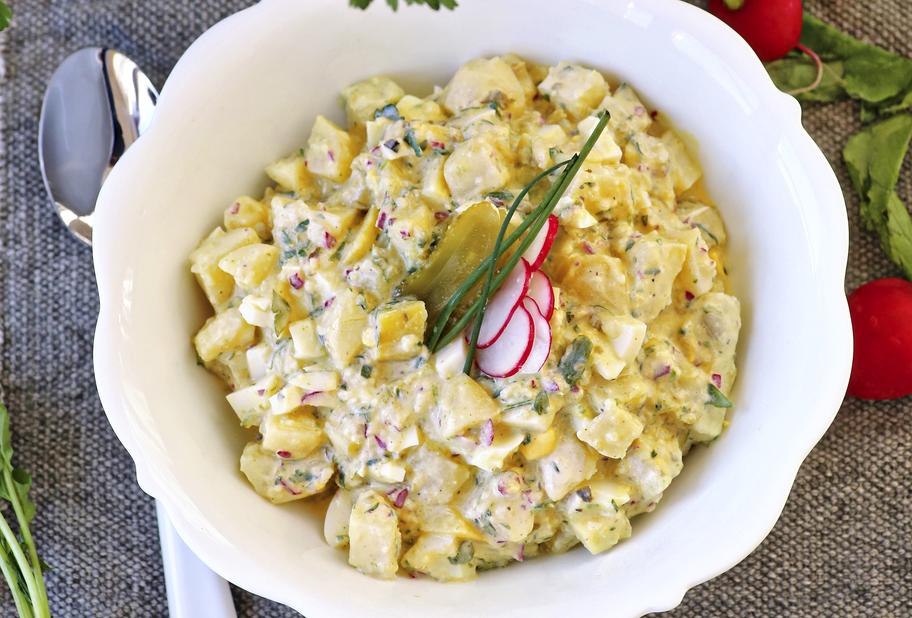Klassischer Kartoffelsalat mit Radieschen und Ei