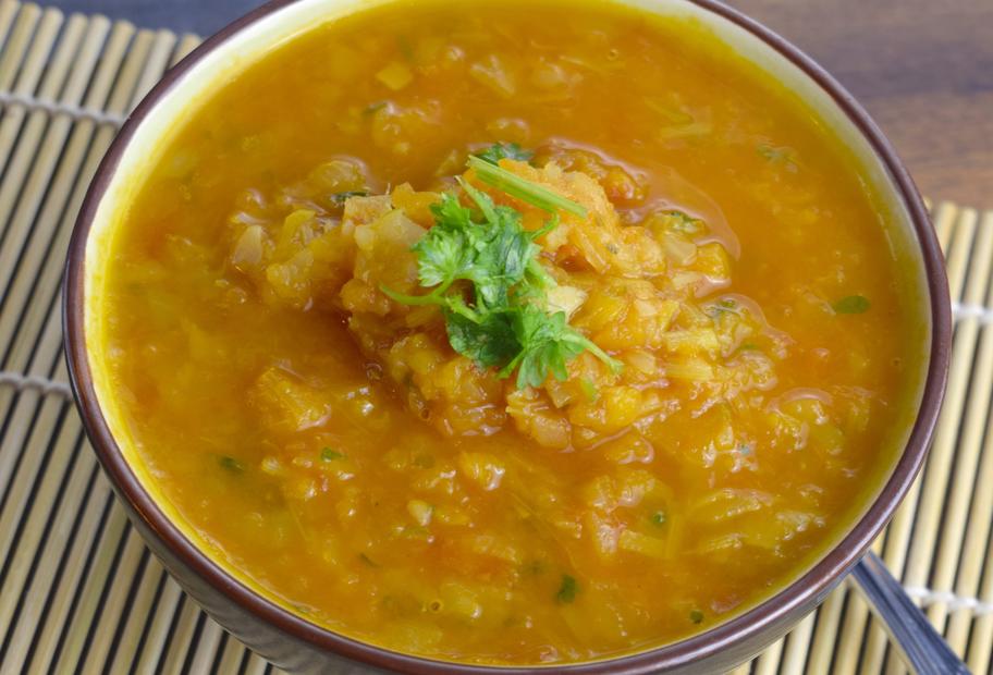 Gesunde Kohlsuppe mit gehackten Tomaten