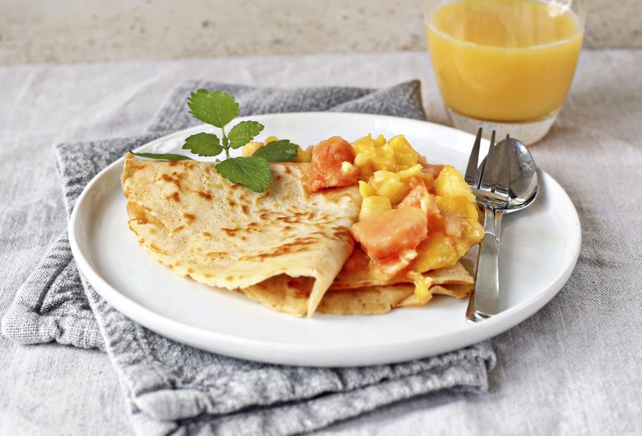 Klassische Pfannkuchen mit Obstsalat