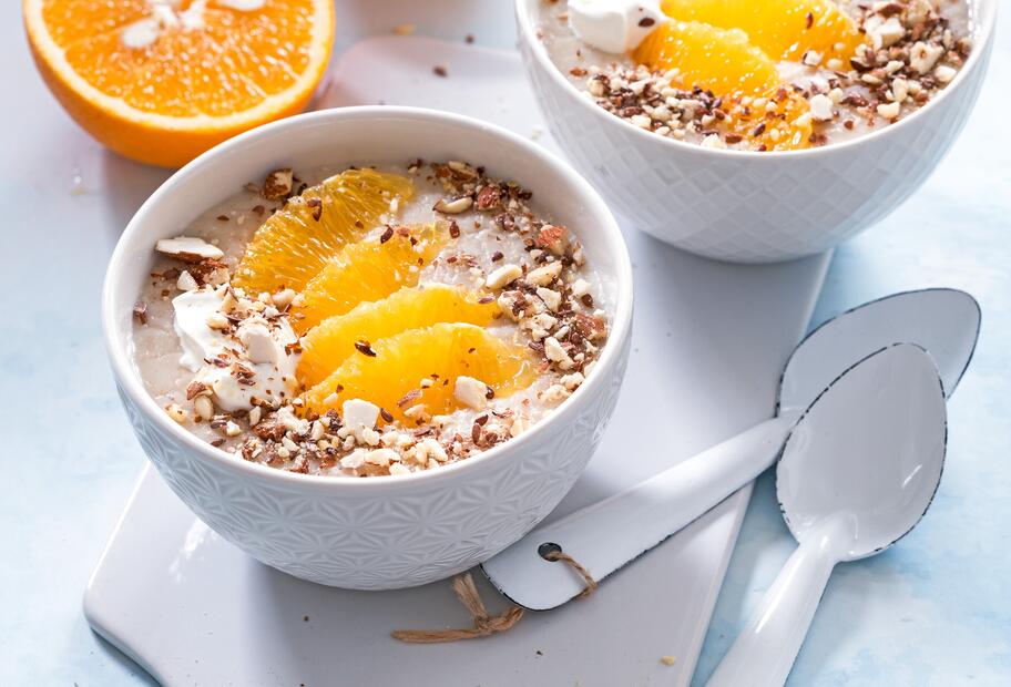Gesundes Porridge mit Joghurt und Orangen