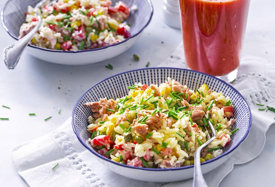 Reissalat mit Kapern, Thunfisch und Paprika mit Tomatensaft