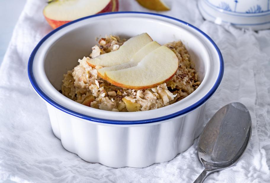 Warmes Müsli mit Apfel