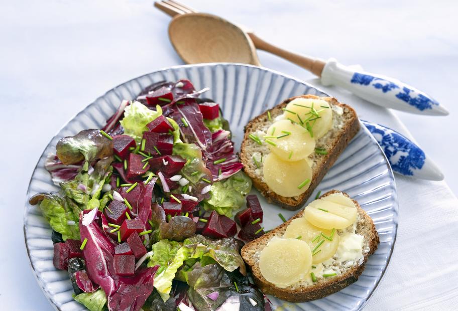 Winterlicher Salat mit würzigem Dressing und Käsebroten