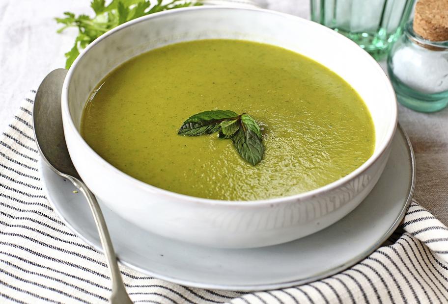 Cremige Zucchinisuppe mit Minze