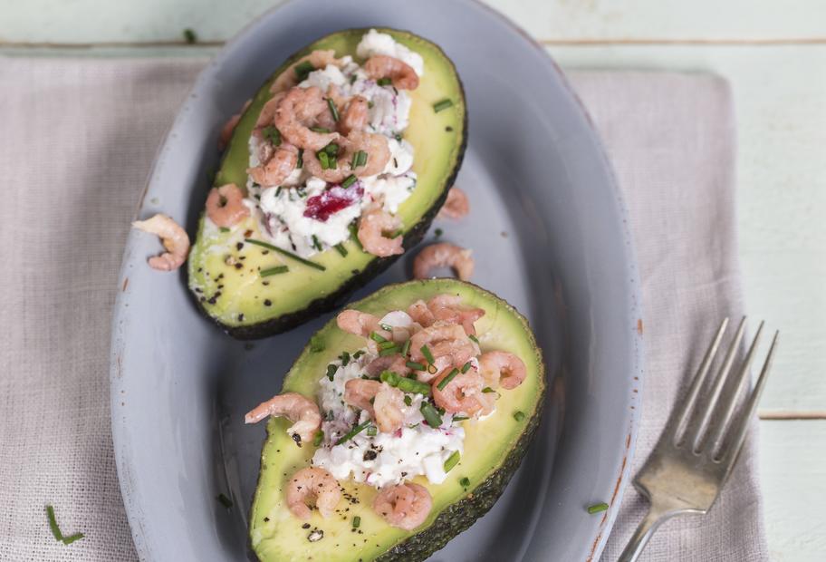 Gefüllte Avocados mit Hüttenkäsecreme und Krabben