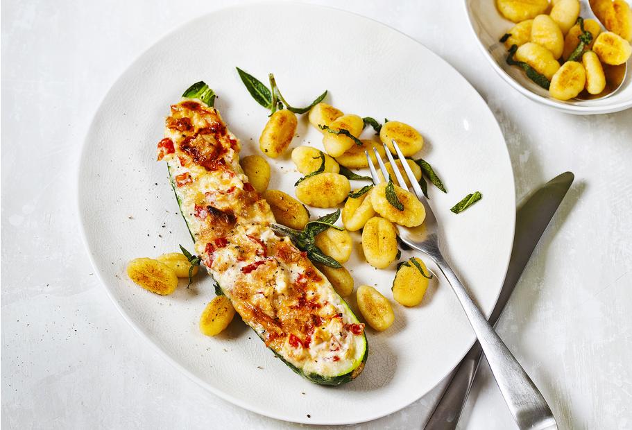 Gratinierte Zucchini mit gebratenen Salbei-Gnocchi