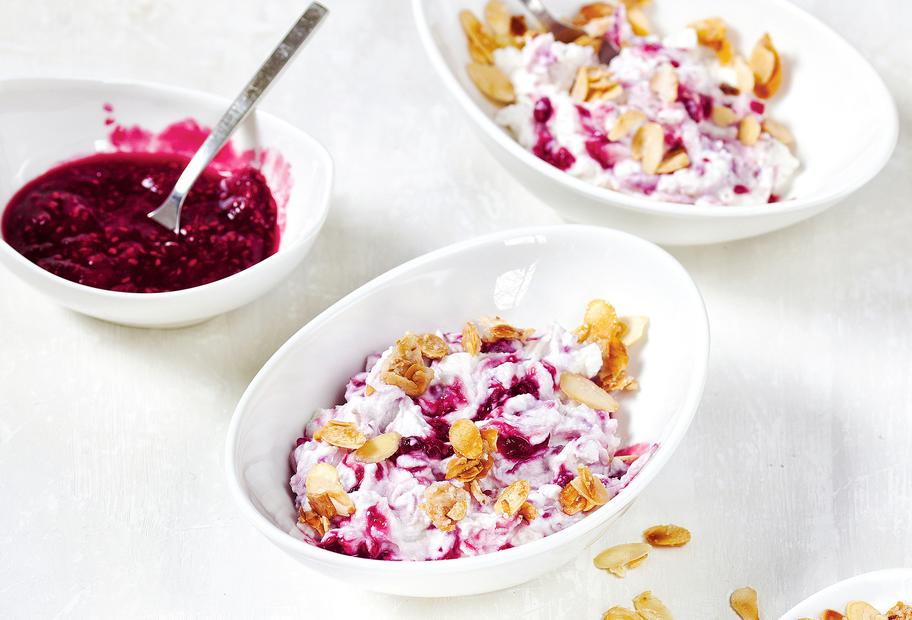 Himbeer-Ricottacreme mit karamellisierten Mandelblättchen