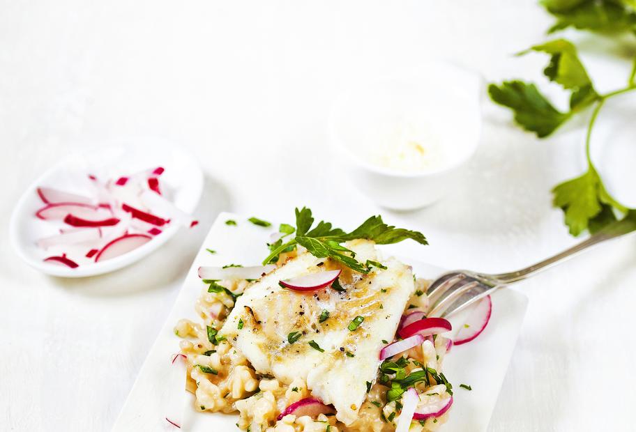 Kabeljau auf Radieschen-Petersilien-Risotto