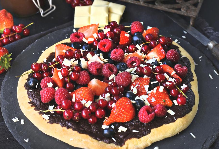 Süße Pizza mit Schokocreme und Beeren