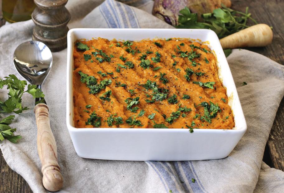 Veganer Süßkartoffel-Steckrüben-Auflauf mit Maronen