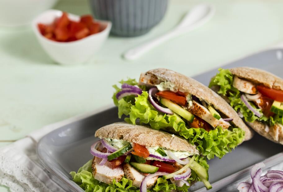 Vollkorn-Pitabrot mit Hähnchen und Salat