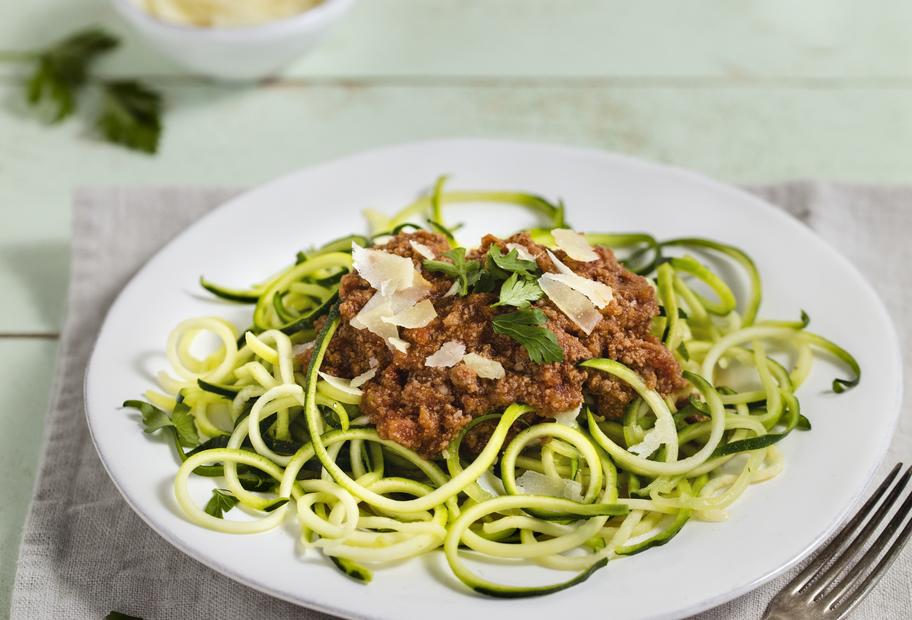 Zoodles mit Beef-Tatar-Bolognese