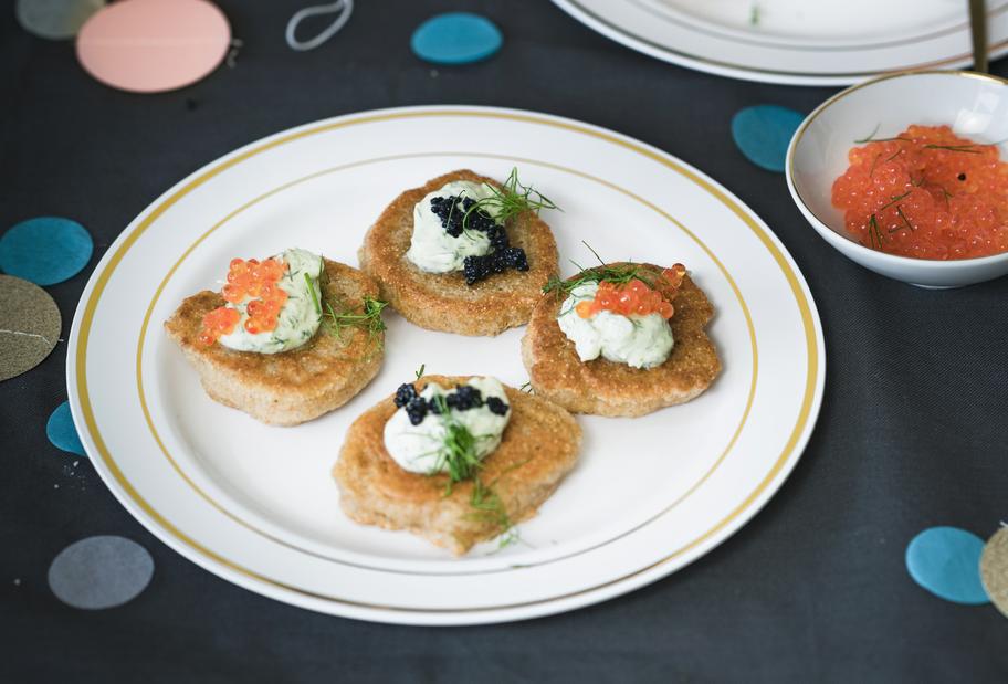 Blini mit Kräutercreme und Kaviar