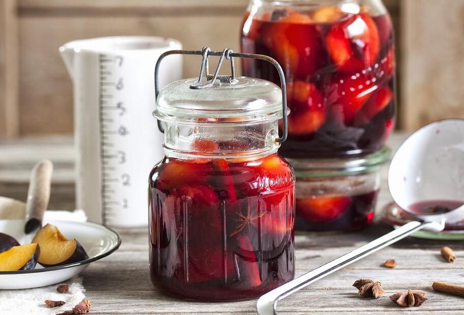 Eingemachte Rotwein-Pflaumen