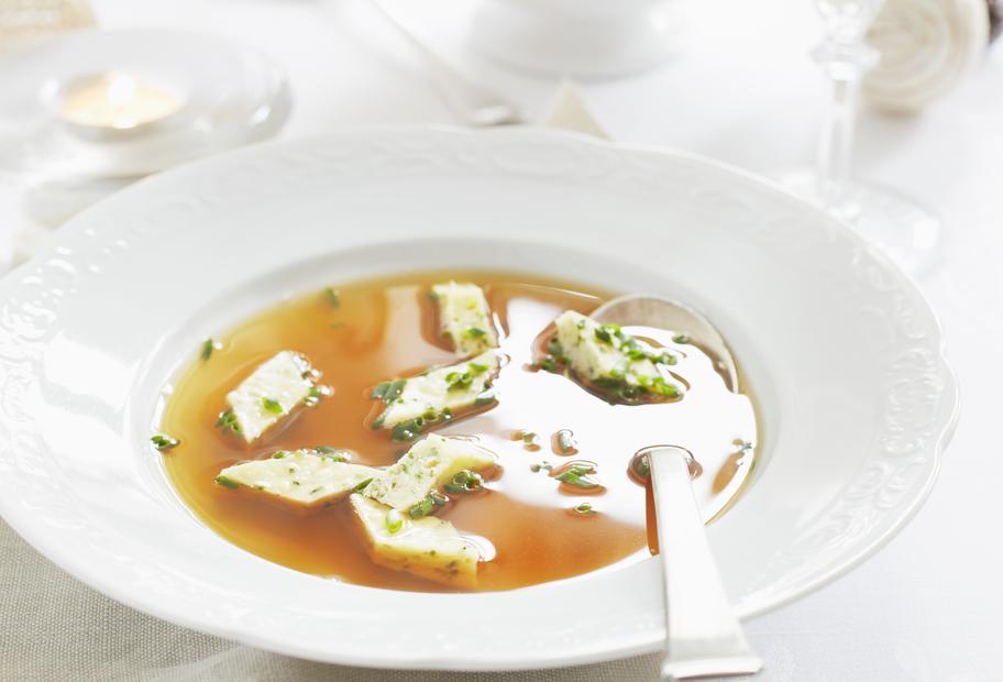 Gemüseconsommé mit Käseschöberl