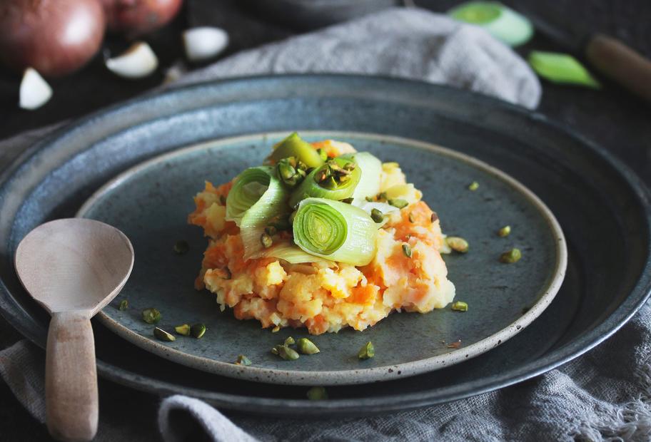 Geschmorter Porree mit Kartoffel-Knoblauch-Stampf