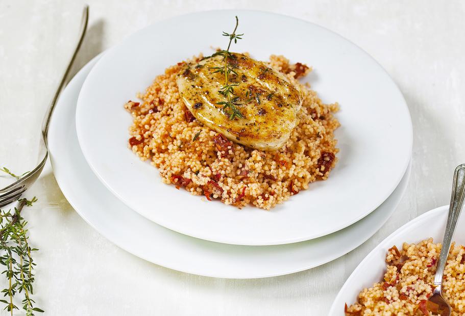 Zartes Hähnchenbrustfilet auf lockerem Tomaten-Couscous