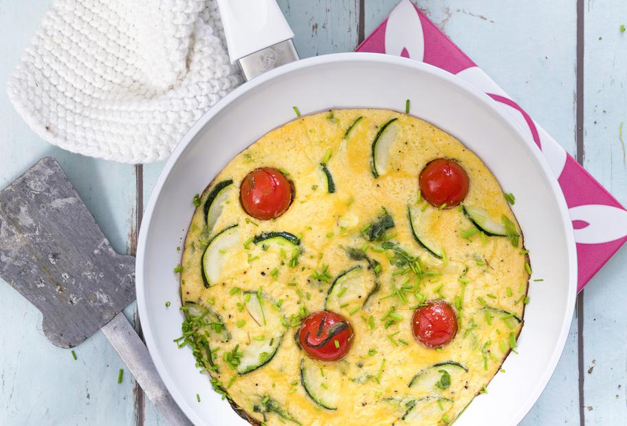 Omelett mit Zucchini und Kirschtomaten
