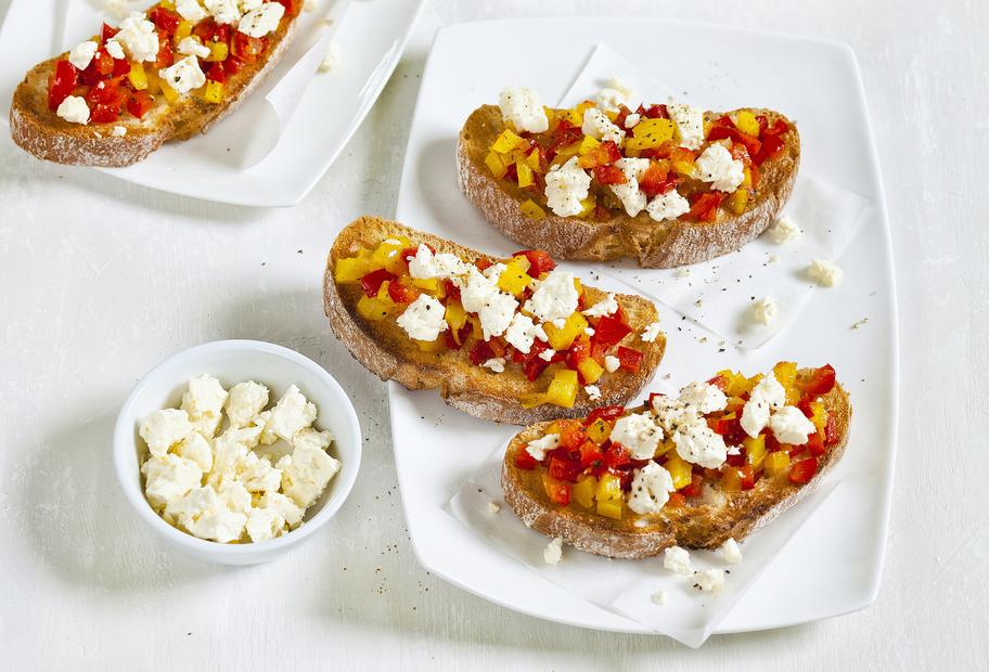 Paprika-Bruschetta mit Schafskäse
