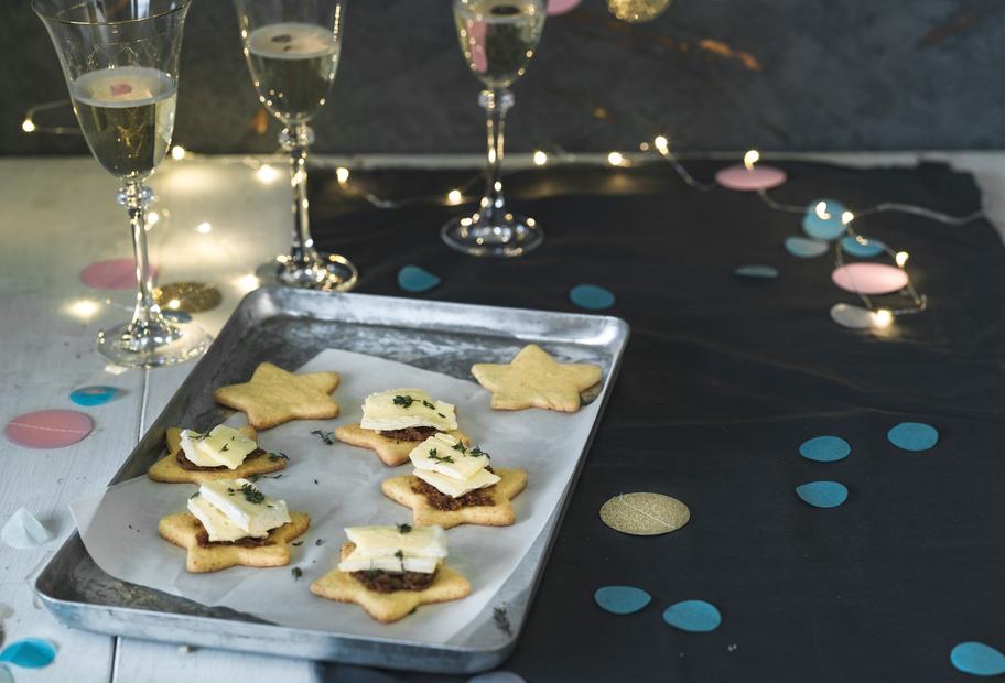 Stern-Cracker mit Feigensenf und Camembert