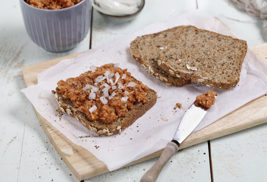 Vollkornbrot mit Tomatenstreich