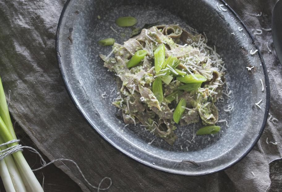 Vollkornnudeln mit Frühlingszwiebelpesto
