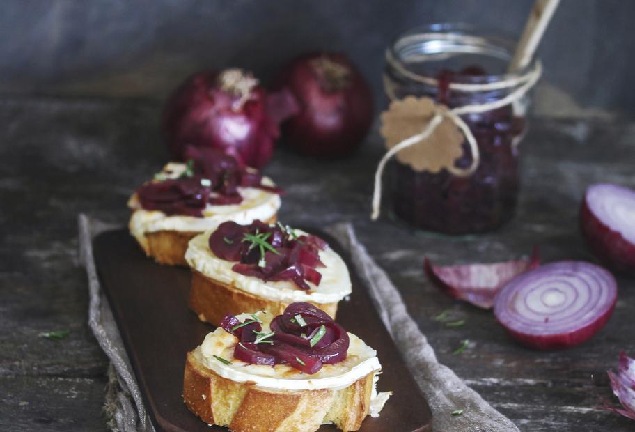 Zwiebelconfit-Röstbrote mit Ziegenkäse