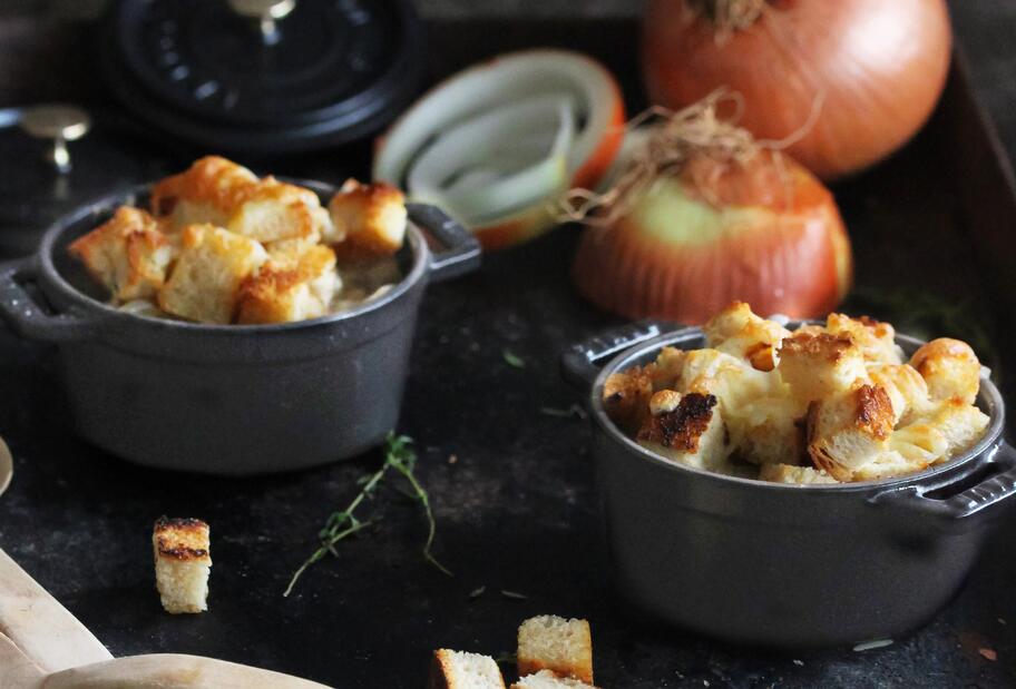 Zwiebelsuppe mit gratiniertem Brot